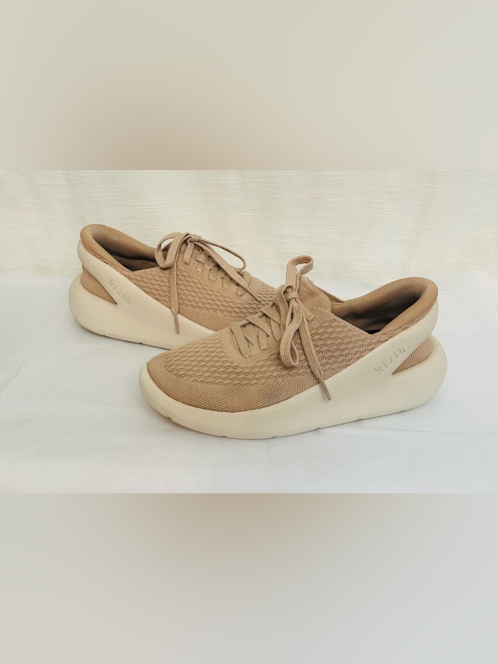 Kizik Chinky Comfy Women’s Beige Knit Lace-Up Sneakers